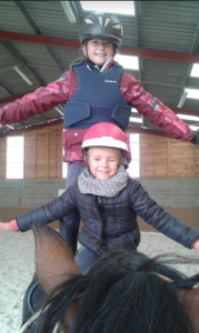 Cours d'équitation en groupe donné par Alix Bourtourault aux Ecuries des 3 Sources, Sancoins