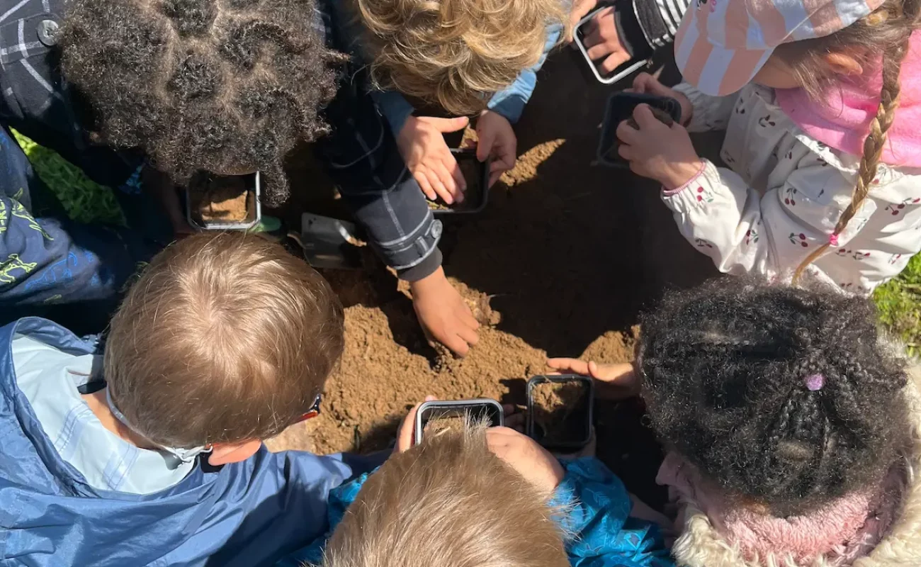 Enfants jardin à la ferme pedagogique